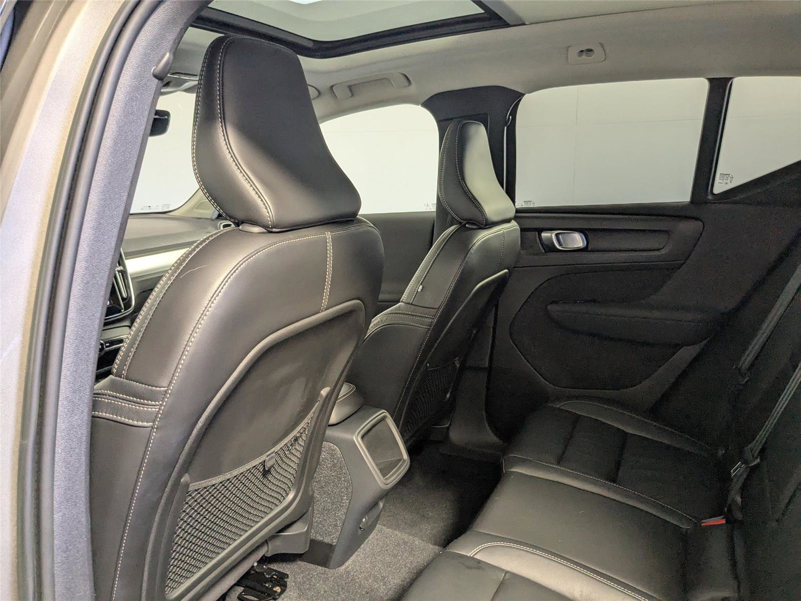 Used 2022 Volvo XC40 T5 Momentum image 32