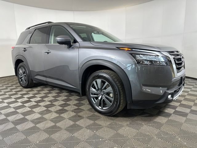 Used 2024 Nissan Pathfinder SV image 2