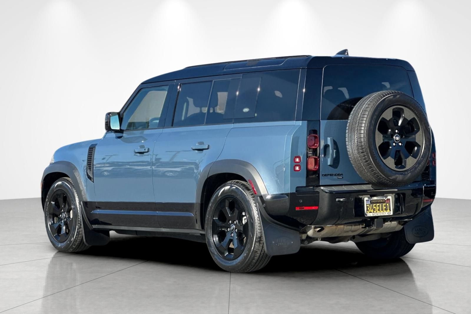 Used 2023 Land Rover Defender 110 X-Dynamic SE image 4