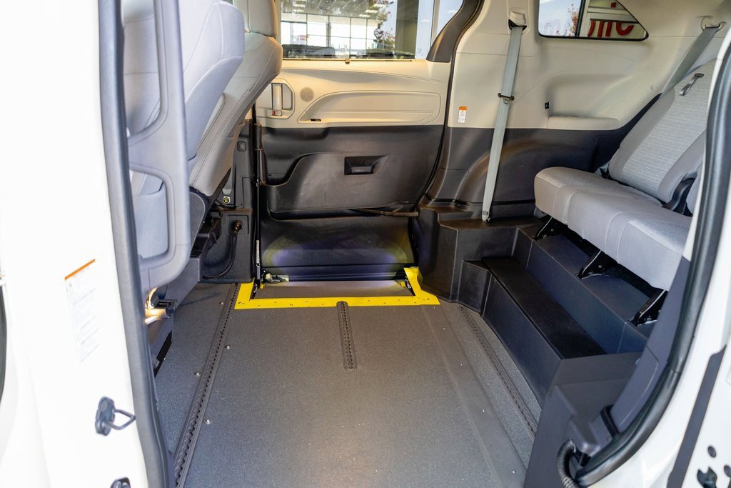 Used 2022 Toyota Sienna LE image 11