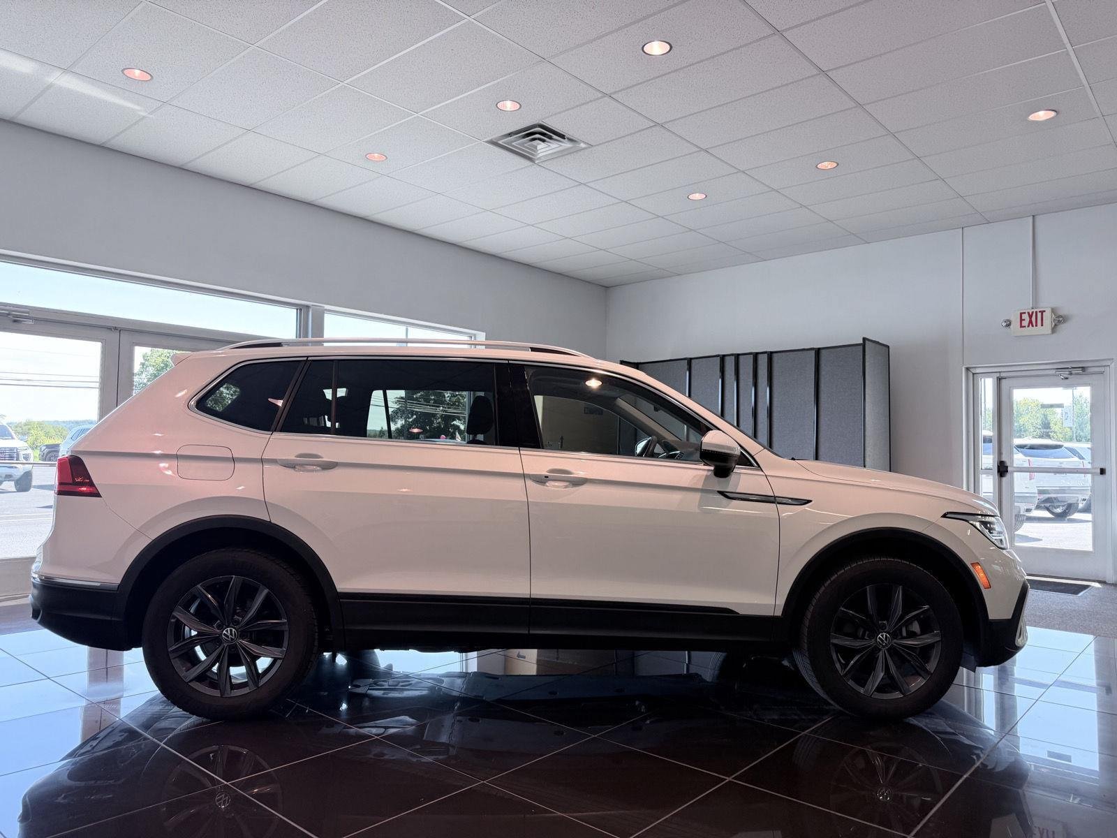 Used 2023 Volkswagen Tiguan SE AWD/4WD image 19