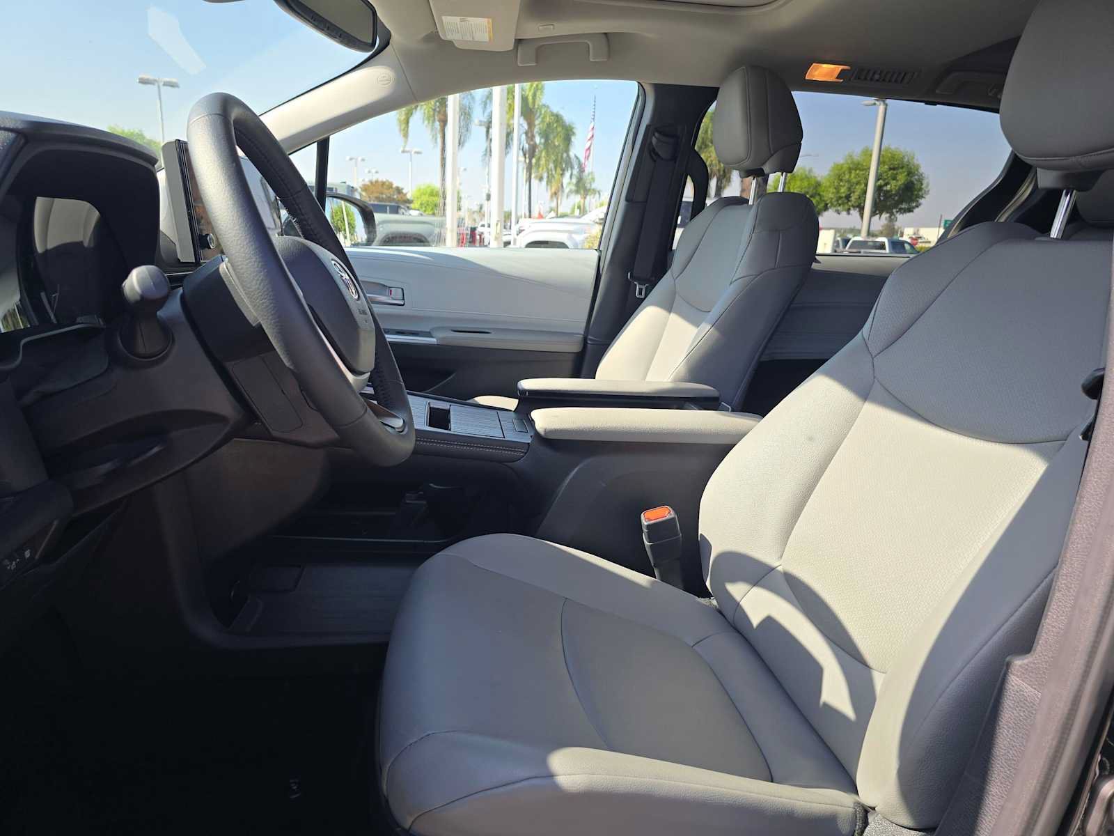 Used 2026 Toyota Sienna XLE FWD image 22