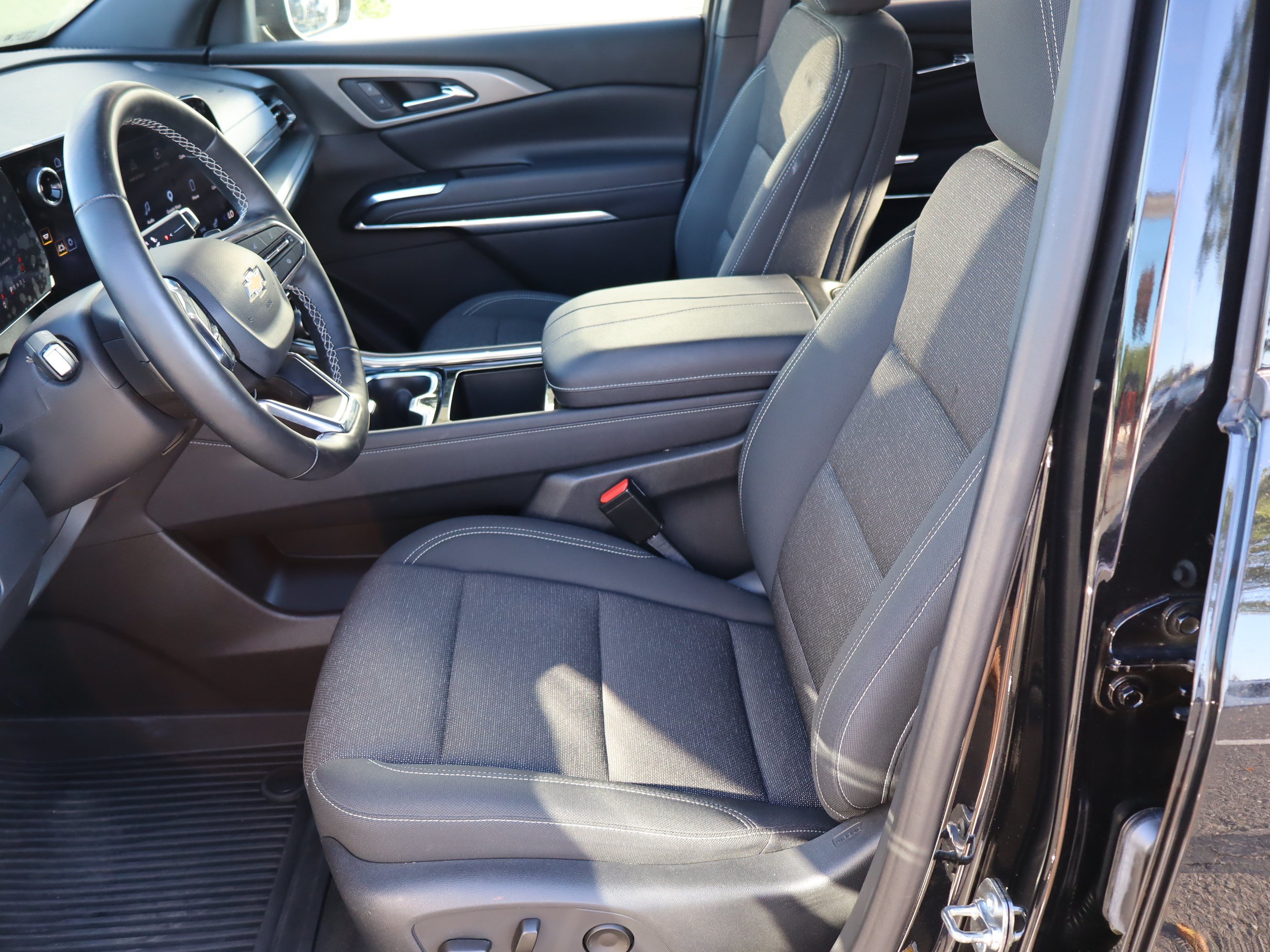 Used 2025 Chevrolet Traverse LT AWD/4WD image 17