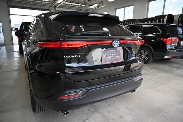 Used 2023 Toyota Venza LE image 7