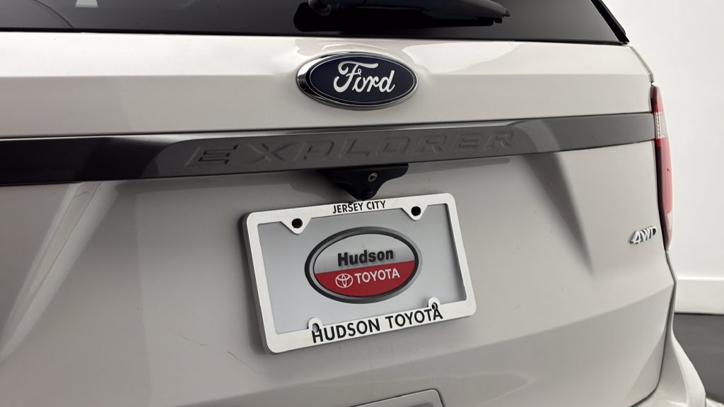 Used 2017 Ford Explorer XLT w/ Equipment Group 202A AWD/4WD image 8