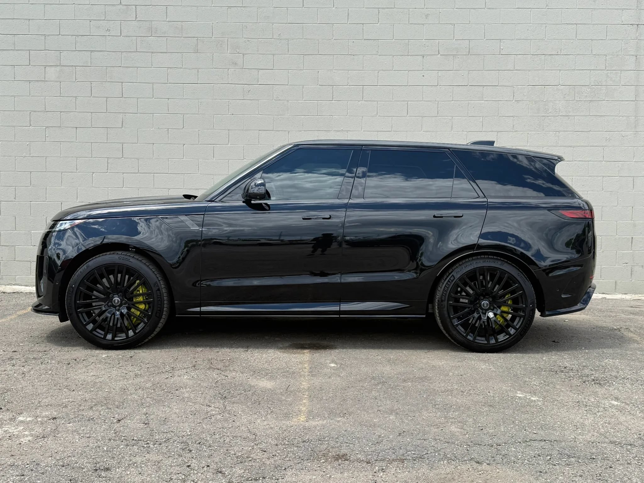 Used 2024 Land Rover Range Rover Sport AWD/4WD image 3