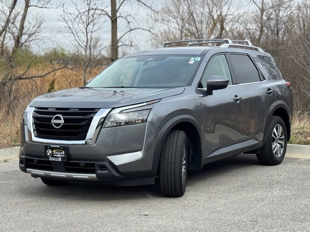 Certified 2025 Nissan Pathfinder SL image 3