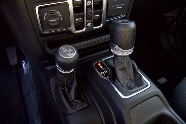 Used 2025 Jeep Wrangler Unlimited Sahara w/ Safety Group AWD/4WD image 23