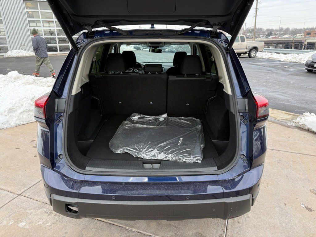 Used 2024 Nissan Rogue SV image 8
