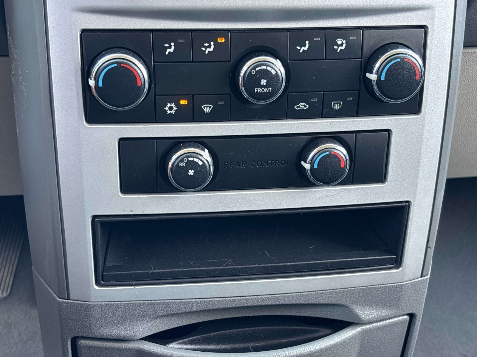 Used 2010 Chrysler Town & Country LX w/ PWR Convenience Group FWD image 23