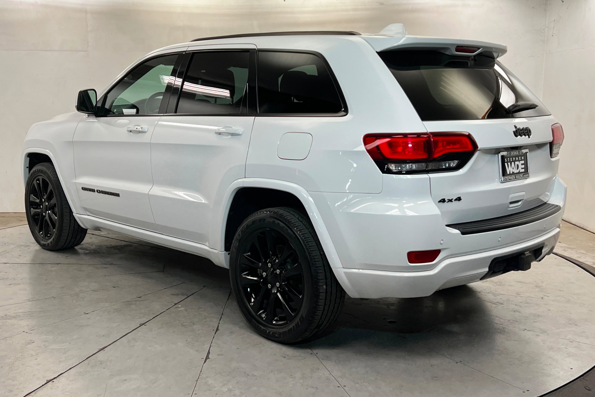 Used 2021 Jeep Grand Cherokee Laredo X image 3