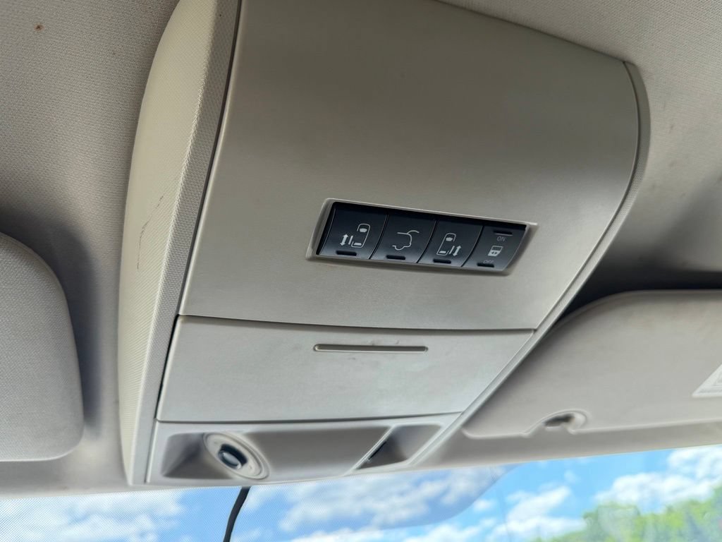 Used 2013 Chrysler Town & Country Touring FWD image 30
