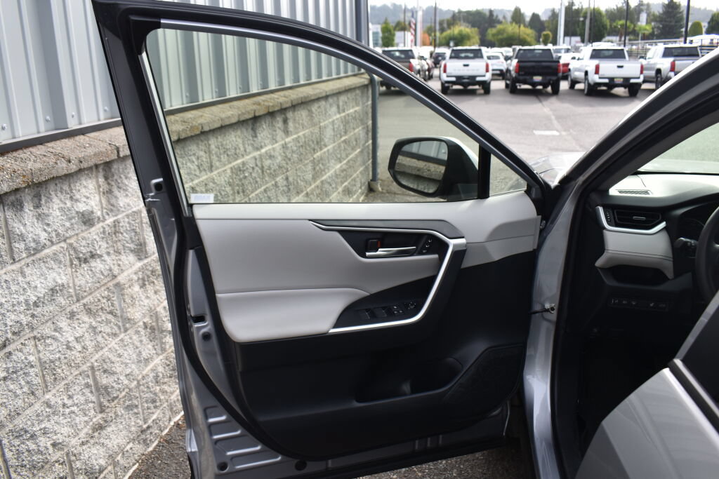 Certified 2021 Toyota RAV4 XLE Premium AWD/4WD image 17