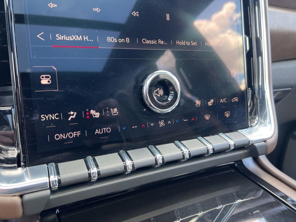 Used 2025 GMC Yukon Denali Ultimate AWD/4WD image 10