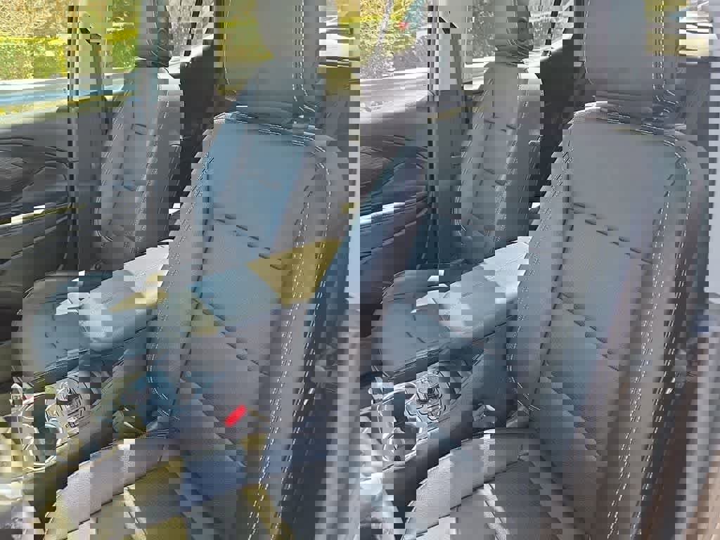 Used 2023 GMC Terrain SLT w/ Tech Package image 16