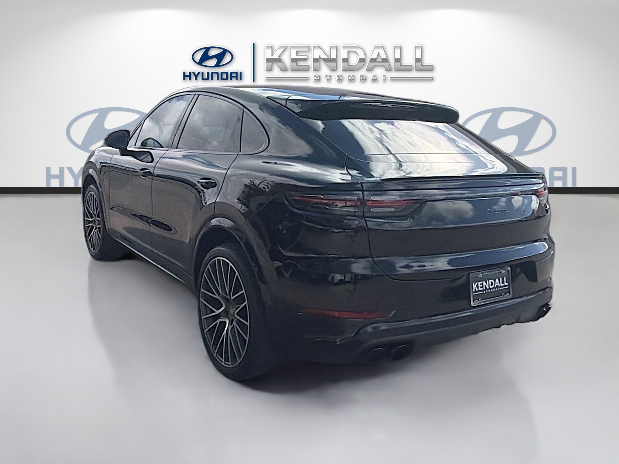 Used 2023 Porsche Cayenne Platinum Edition image 4