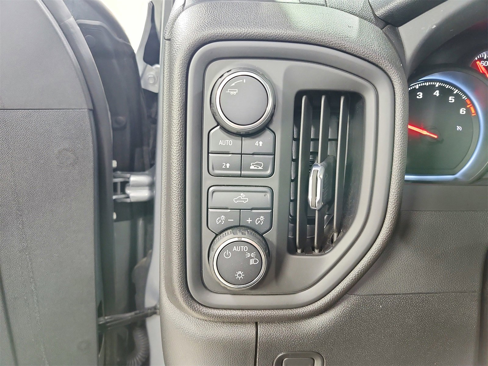 Used 2024 Chevrolet Silverado 1500 Custom image 24