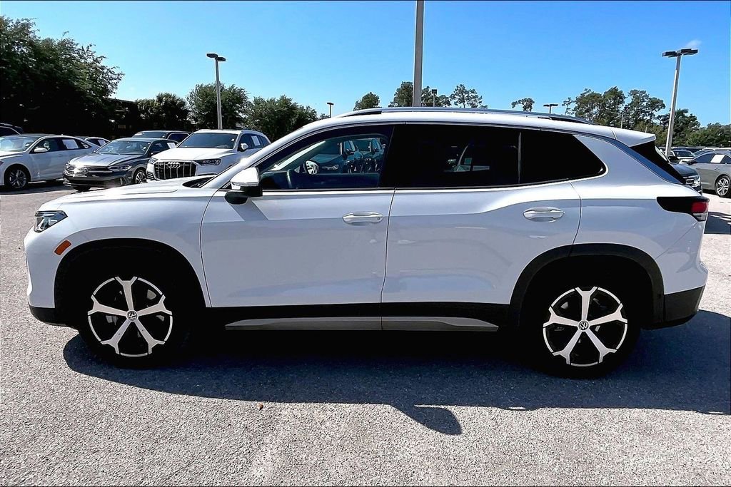 Certified 2025 Volkswagen Tiguan SE image 8