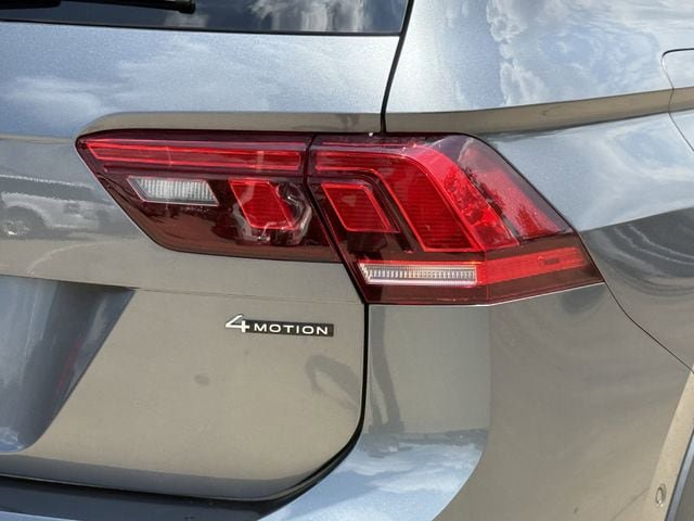 Used 2022 Volkswagen Tiguan SEL R-Line AWD/4WD image 7