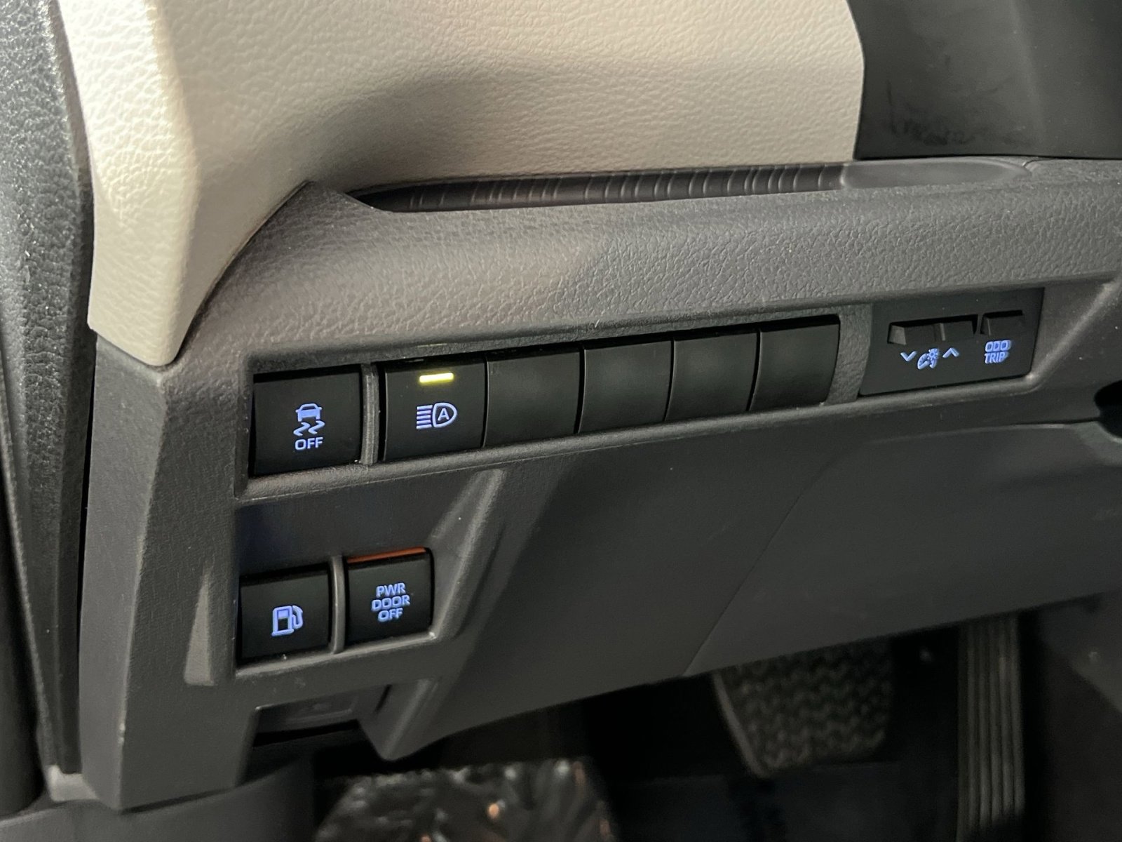 Used 2024 Toyota Sienna XLE image 32