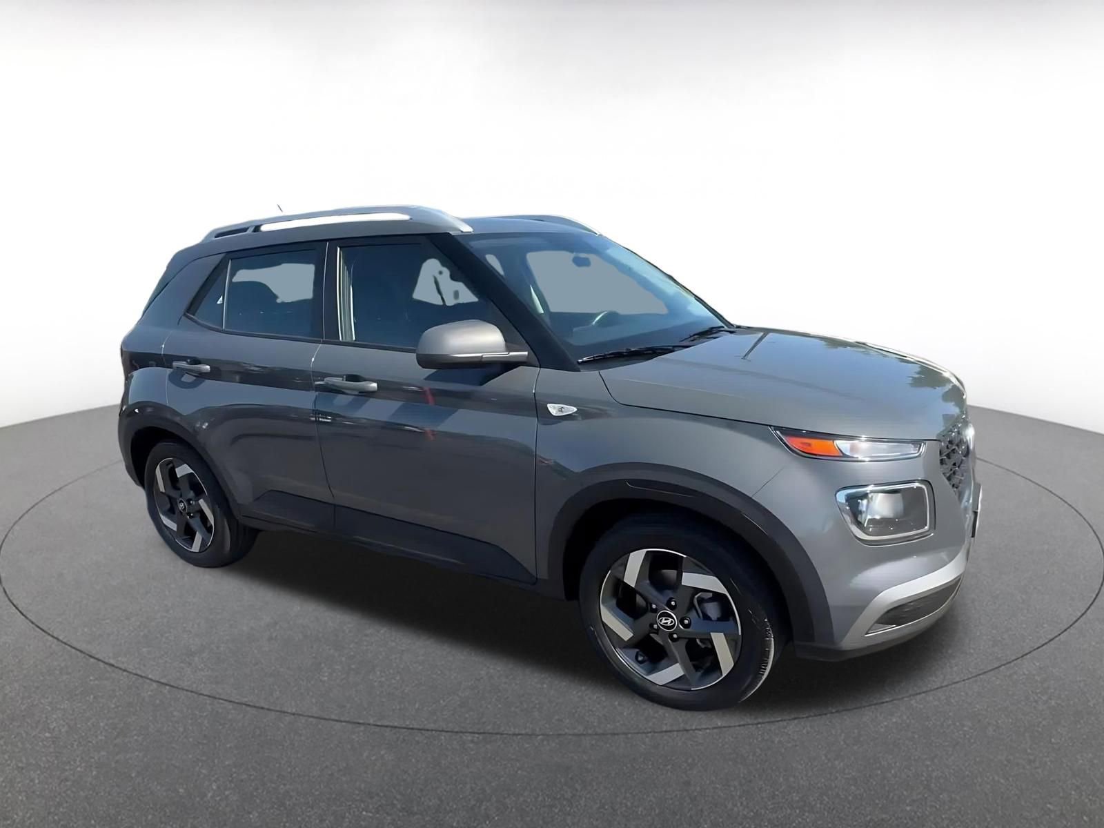 Used 2025 Hyundai Venue SEL image 2