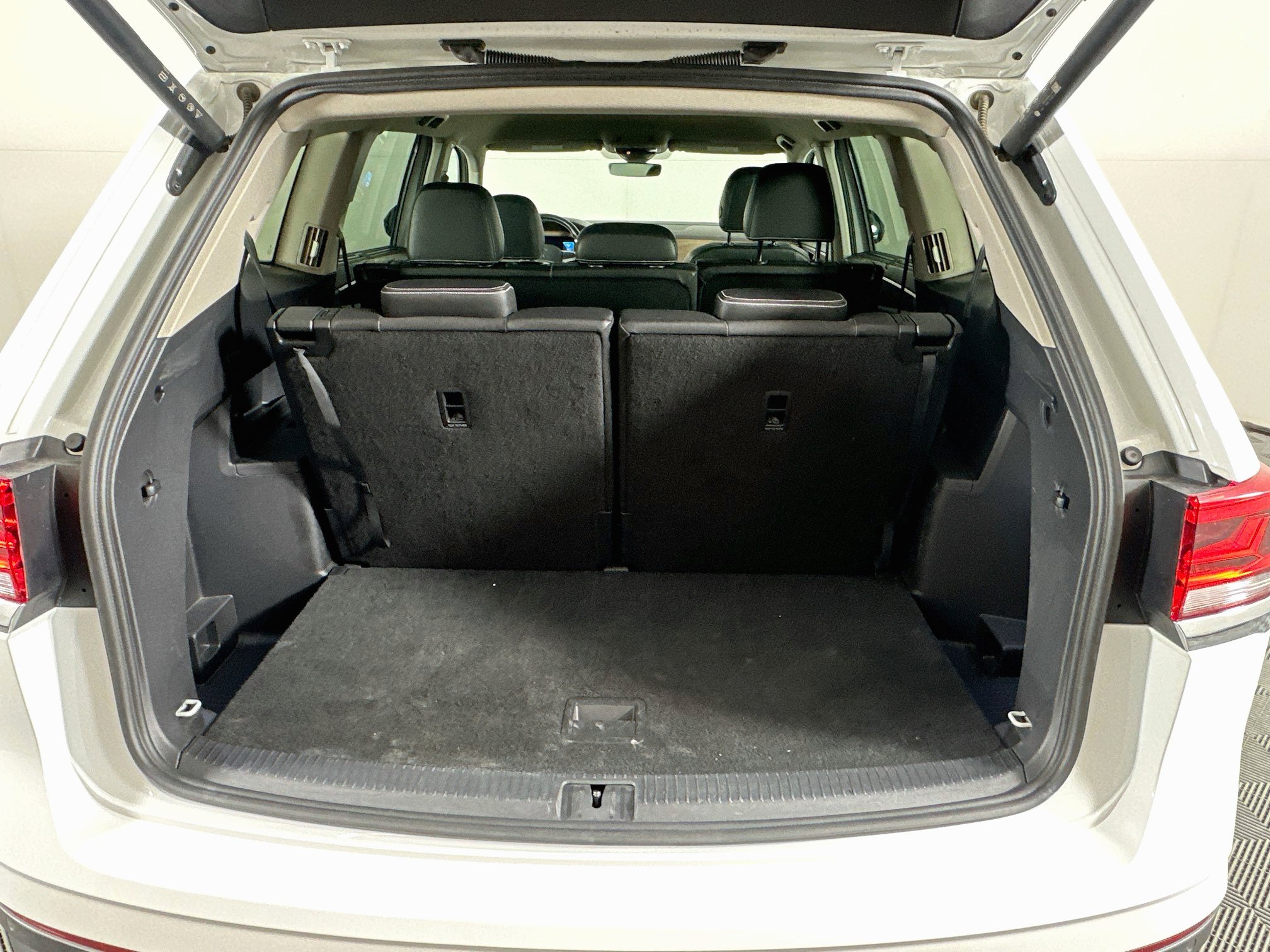 Used 2025 Volkswagen Atlas SE FWD image 29