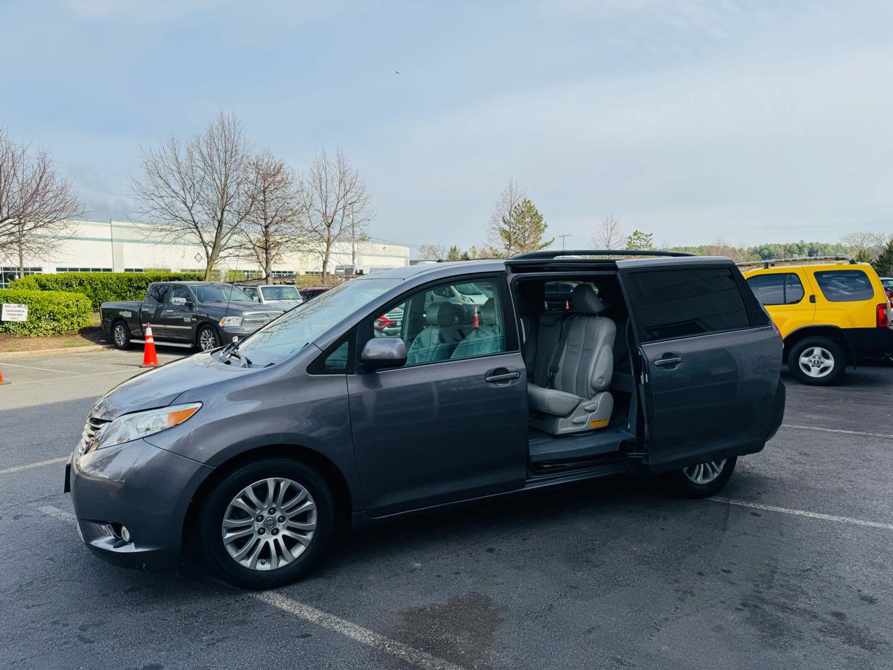 Used 2011 Toyota Sienna XLE image 17