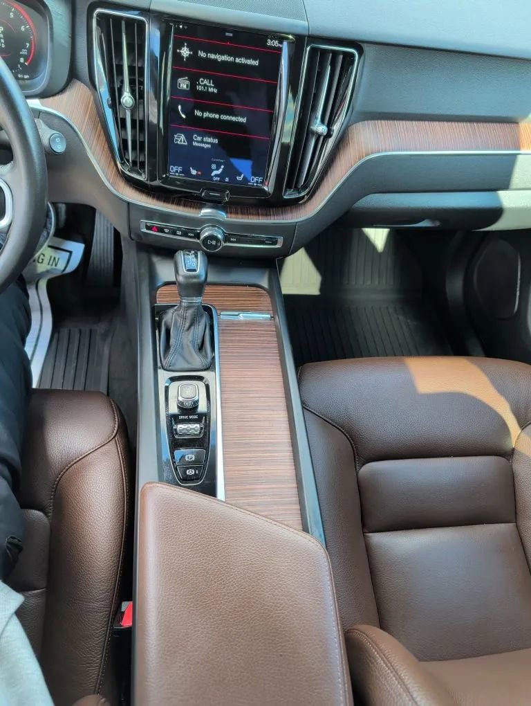 Used 2021 Volvo XC60 T5 Momentum image 8