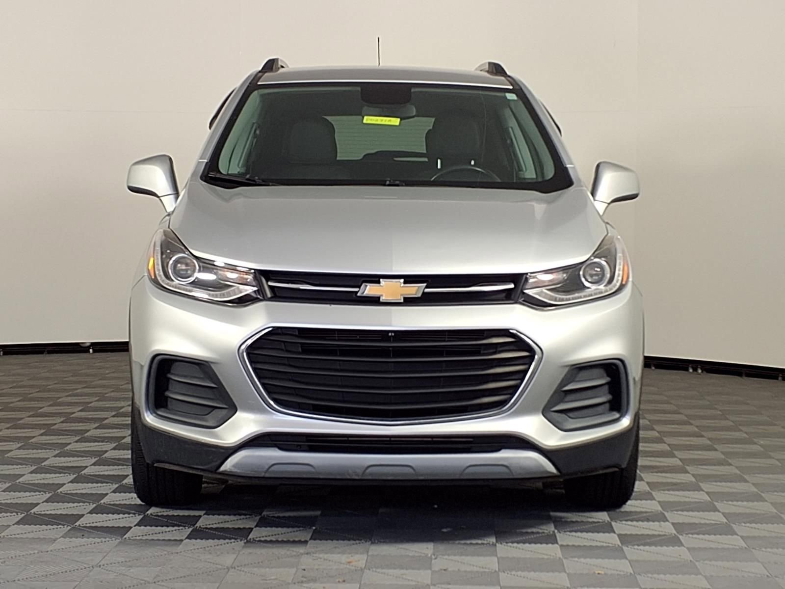 Used 2020 Chevrolet Trax LT w/ LT Convenience Package AWD/4WD image 2