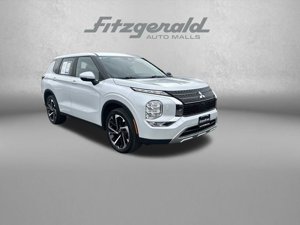 Used 2024 Mitsubishi Outlander SE image 1