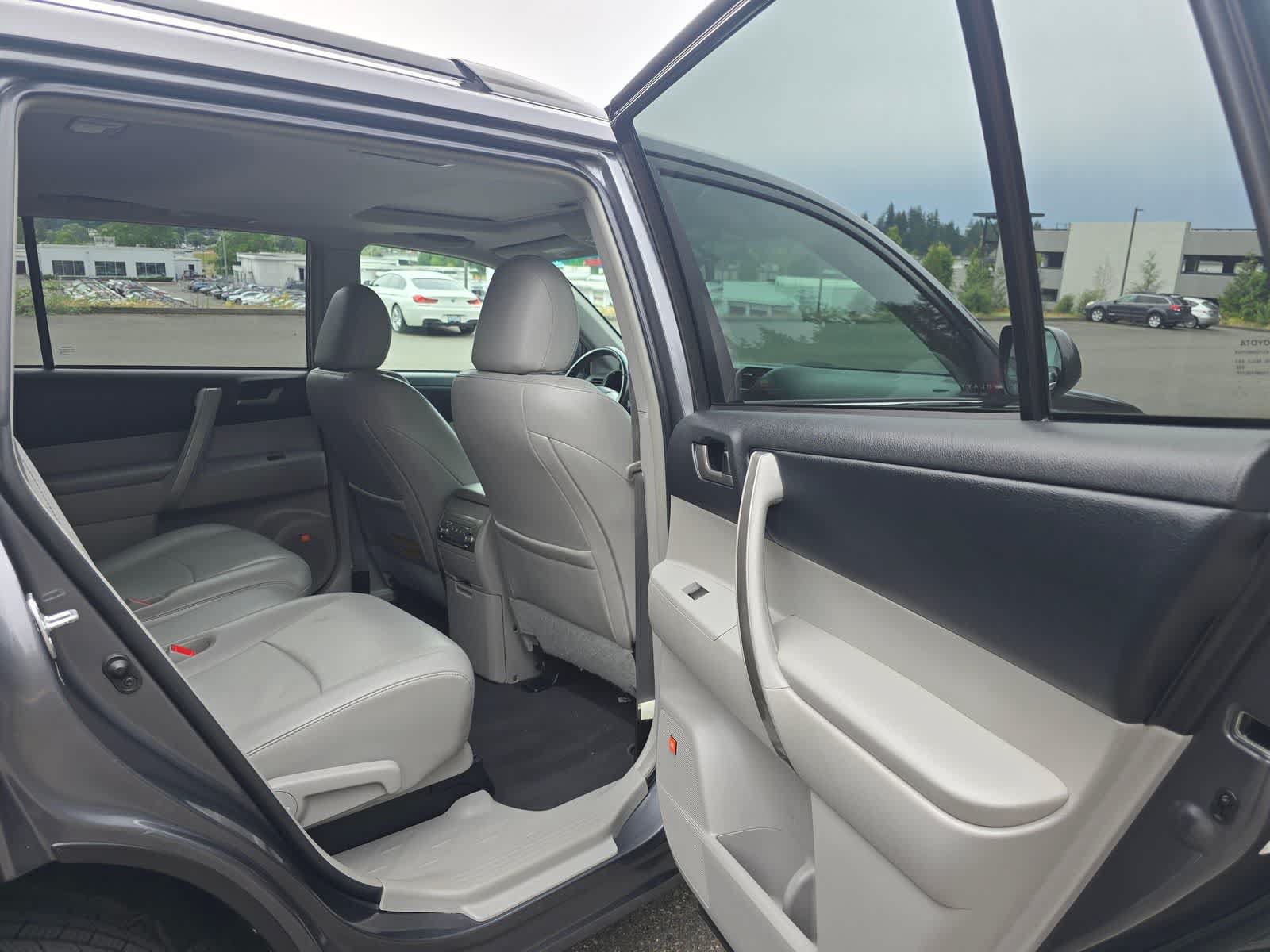 Used 2011 Toyota Highlander SE w/ Tow Pkg AWD/4WD image 15