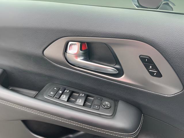 Used 2025 Chrysler Pacifica Select FWD image 10