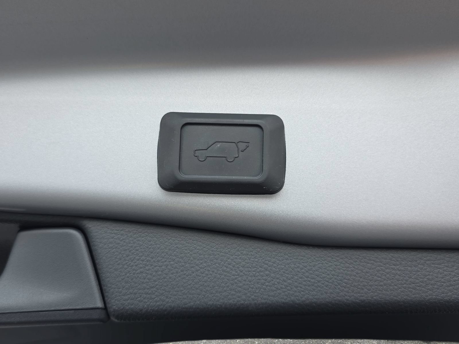 Used 2025 Toyota RAV4 XSE AWD/4WD image 13