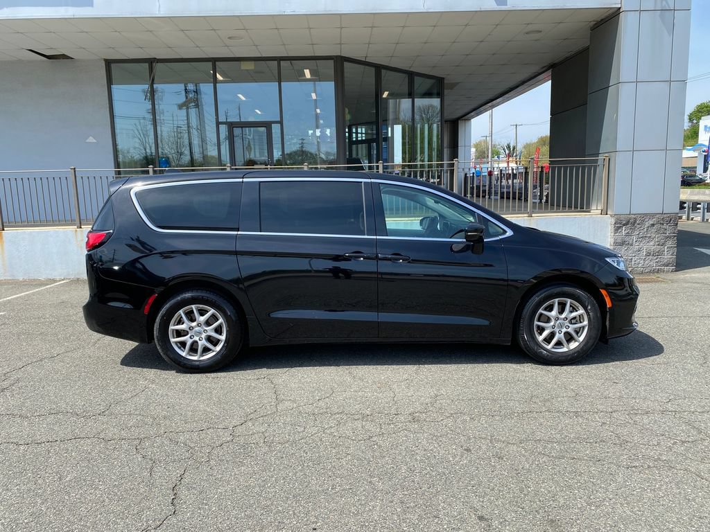 Used 2024 Chrysler Pacifica Touring-L FWD image 6