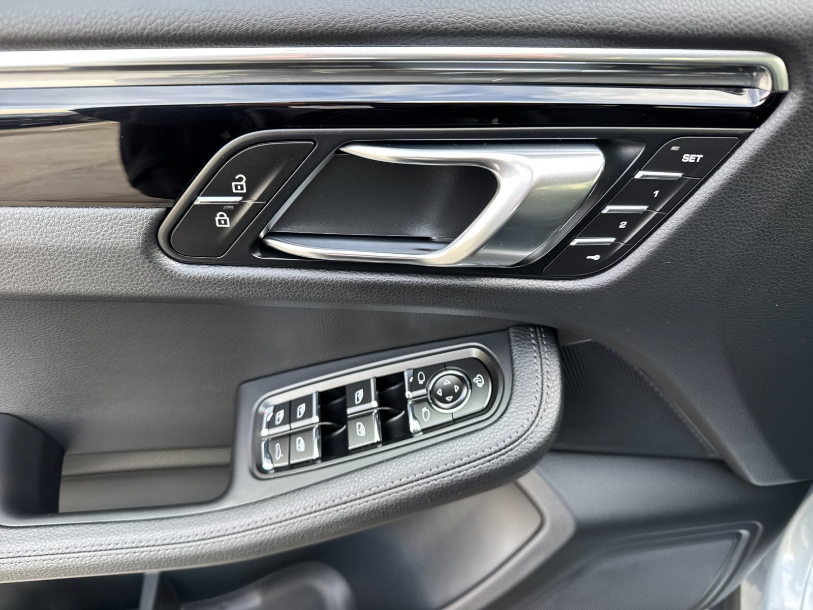 Certified 2026 Porsche Macan AWD/4WD image 12