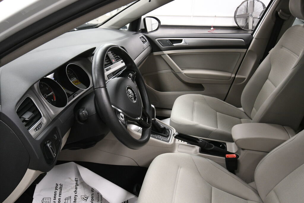 Used 2017 Volkswagen Golf S image 19