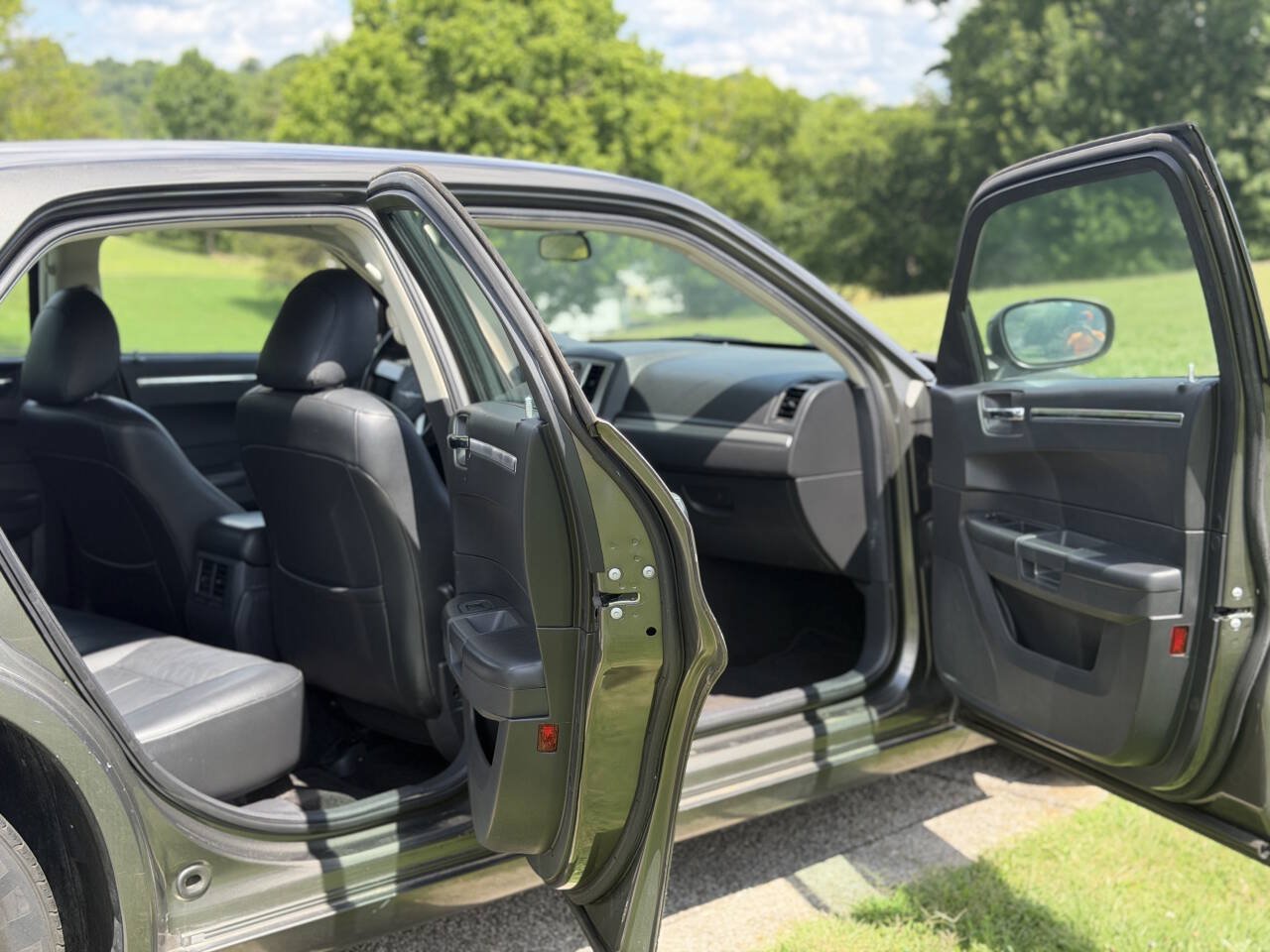 Used 2009 Chrysler 300 Touring RWD image 32