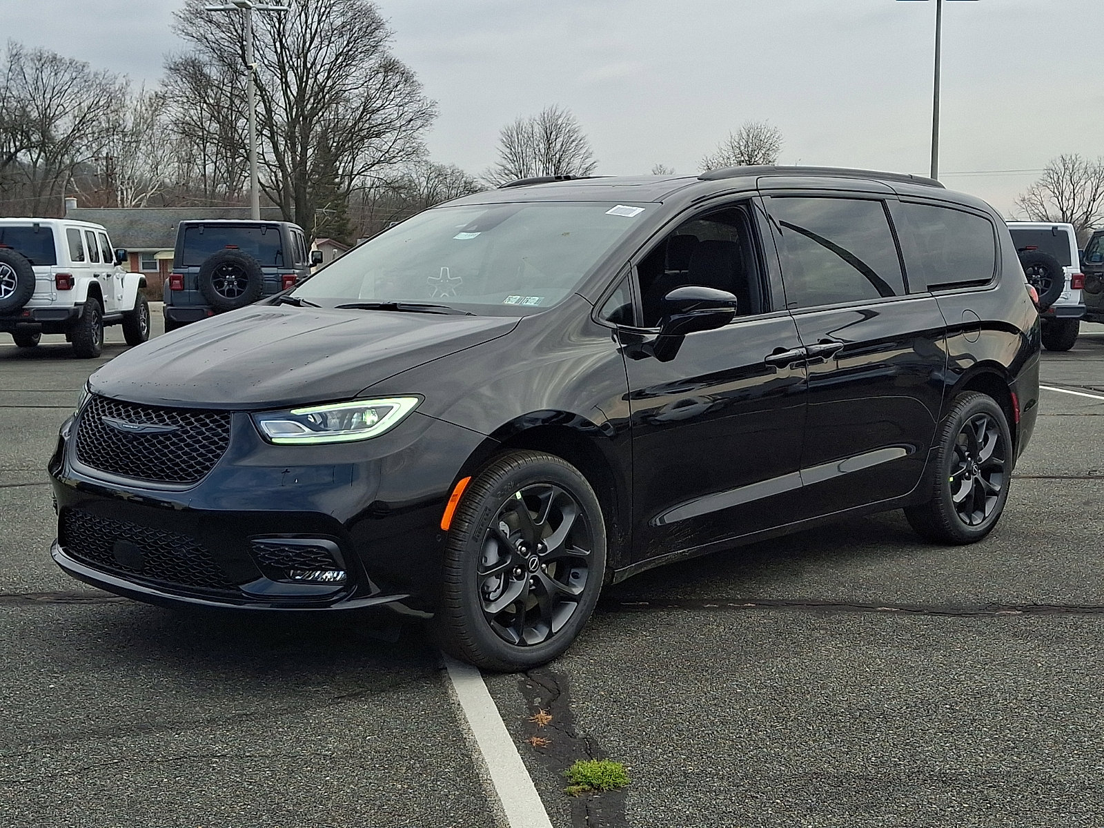 New 2026 Chrysler Pacifica Limited w/ S Appearance Package AWD/4WD image 2