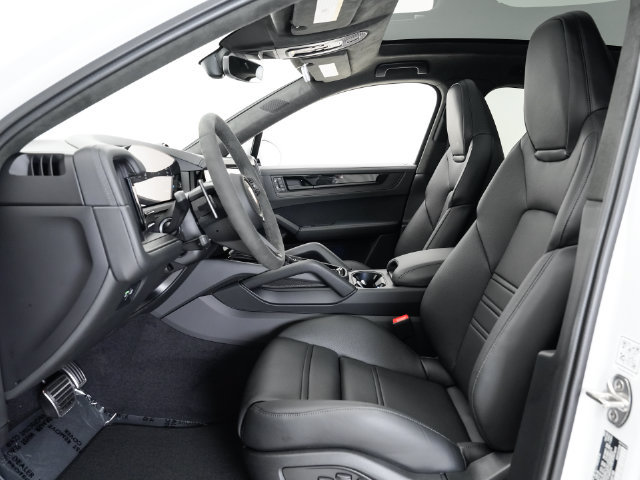 Certified 2025 Porsche Cayenne GTS AWD/4WD image 6