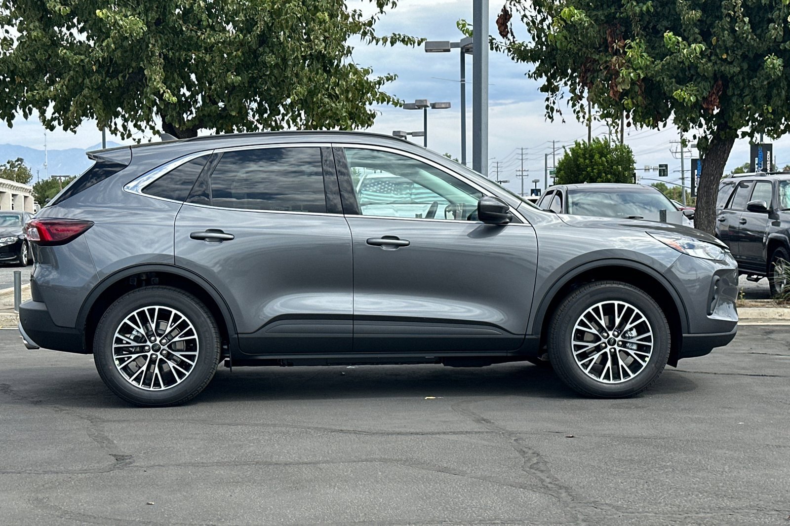 New 2025 Ford Escape SE w/ Class II Trailer Tow Package image 3