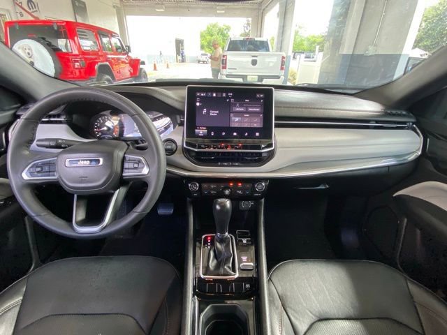 Used 2023 Jeep Compass Limited image 14