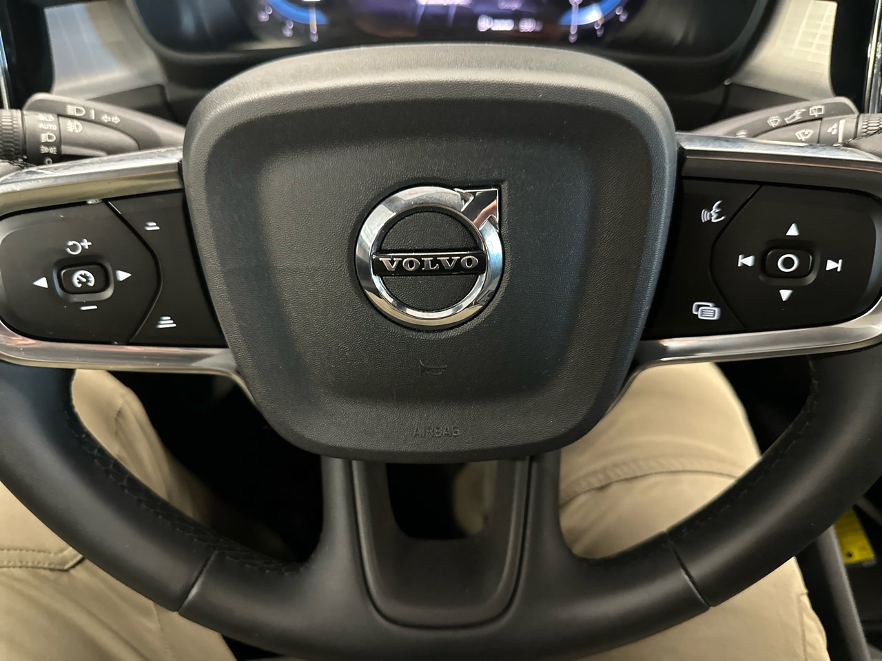 Used 2025 Volvo XC40 B5 Core image 23