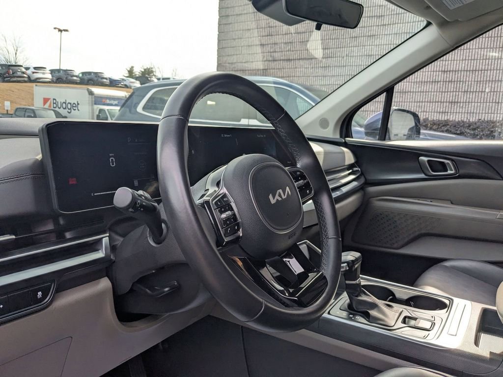 Used 2025 Kia Carnival image 11