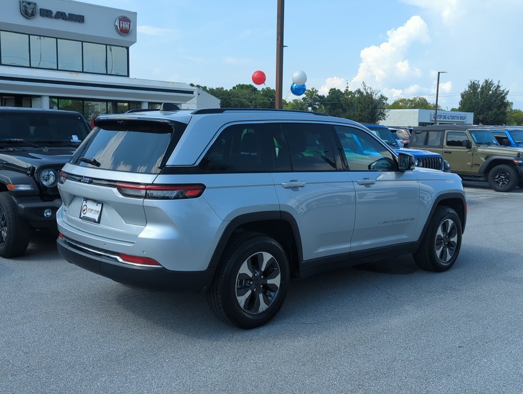Used 2022 Jeep Grand Cherokee Limited 4xe w/ Luxury Tech Group II AWD/4WD image 6