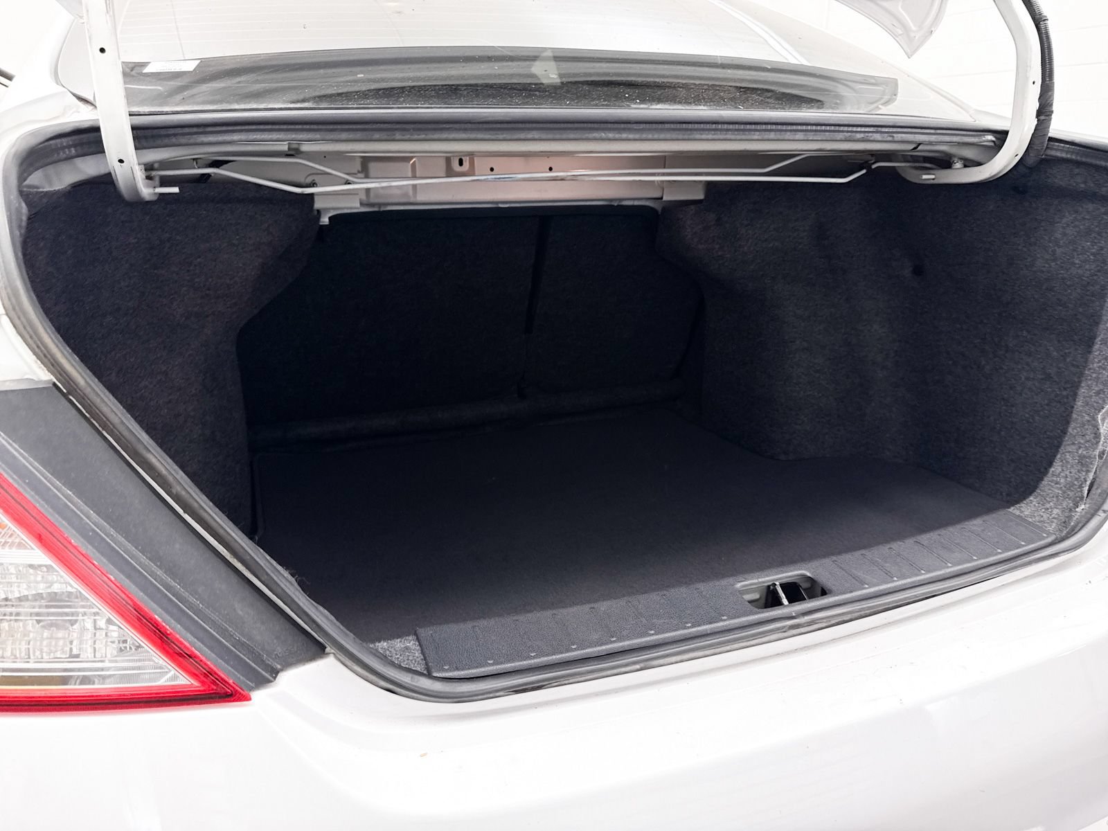 Used 2014 Nissan Versa SV FWD image 22