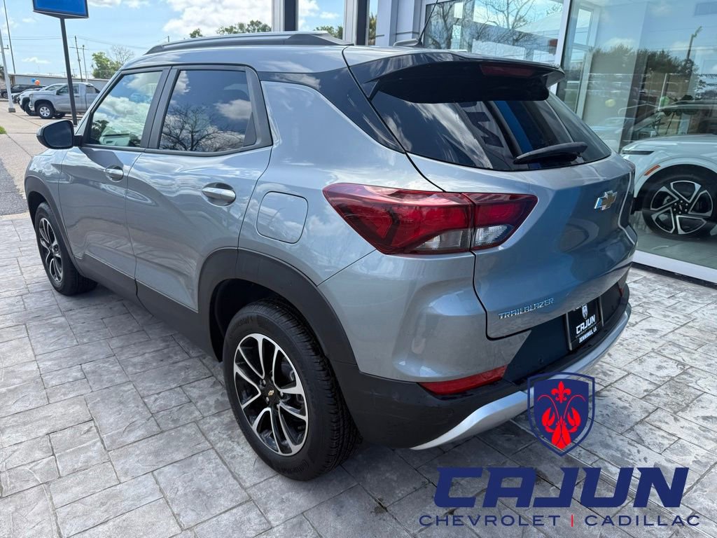 Used 2025 Chevrolet TrailBlazer LT image 2