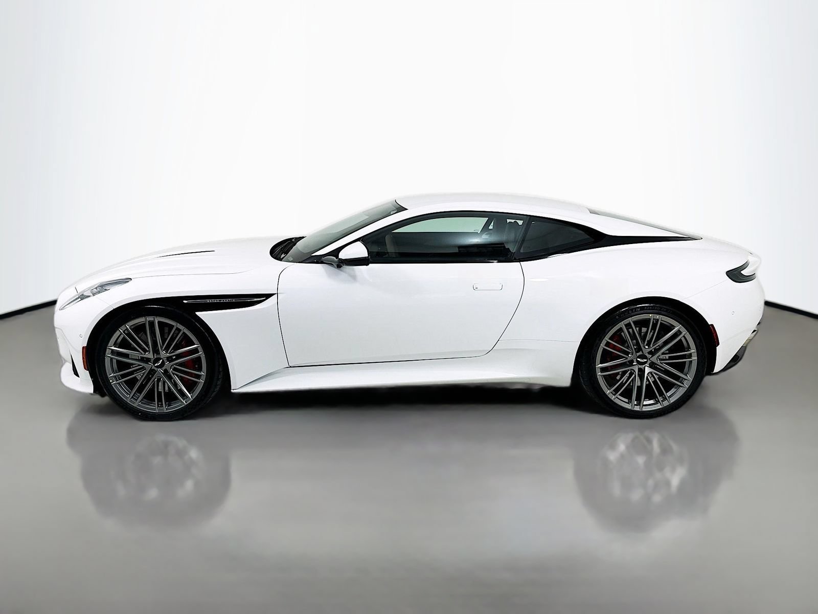Used 2024 Aston Martin DB12 Coupe RWD image 4