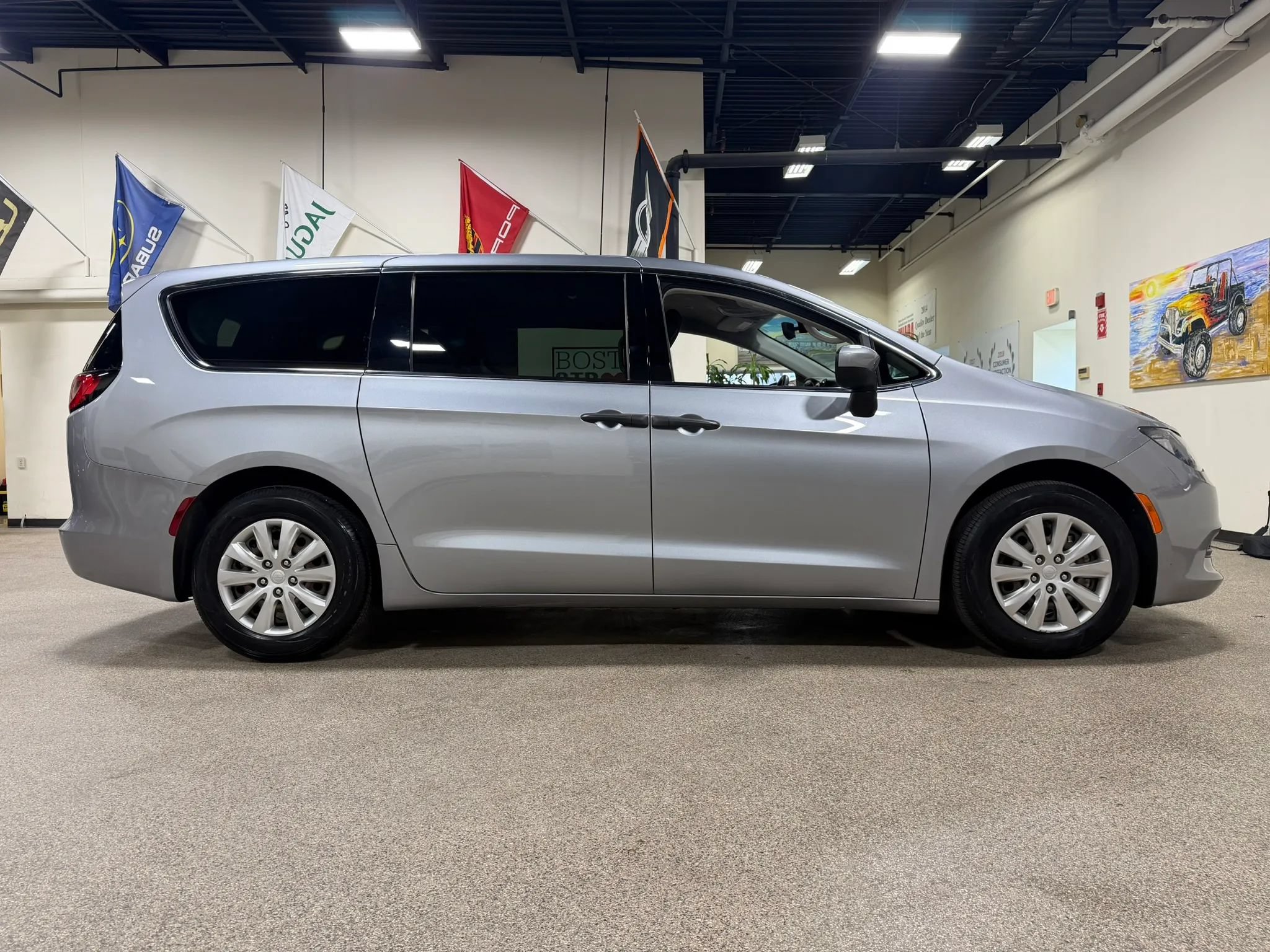 Used 2021 Chrysler Voyager L FWD image 4