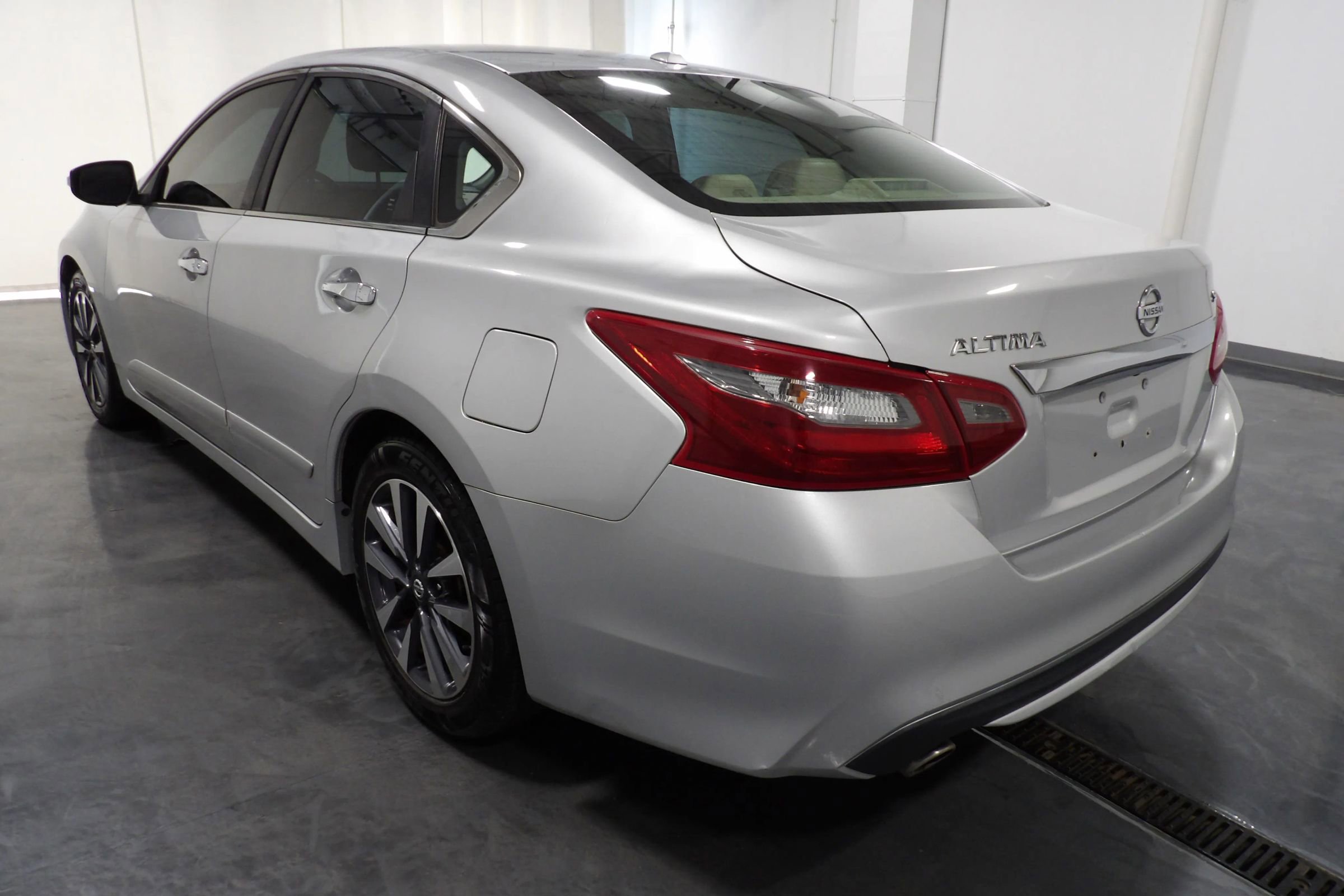 Used 2017 Nissan Altima 2.5 SL w/ Moonroof Package image 6