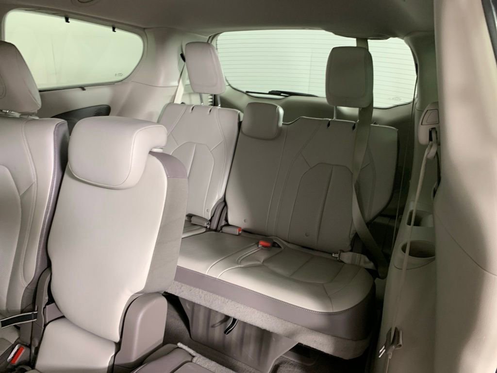 Used 2017 Chrysler Pacifica Touring-L Plus FWD image 31